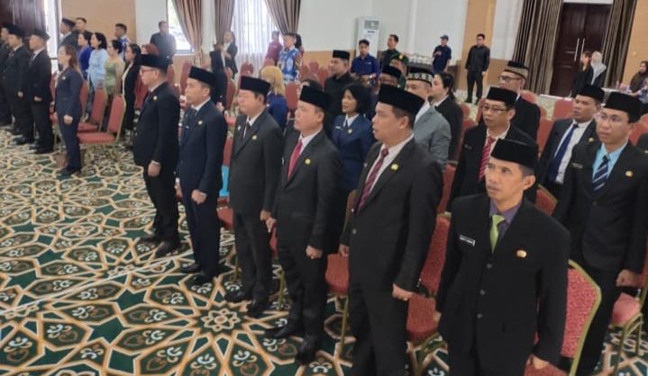 Bupati Heriyus saat melantik dan mengambil sumpah janji jabatan eselon II di aula rujab Bupati (foto: Maya)