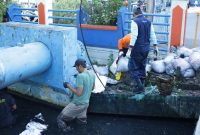 Aksi bersih-bersih sungai dalam rangka memeriahkan Hari Jadi Kota Kota Banjarmasin ke-499