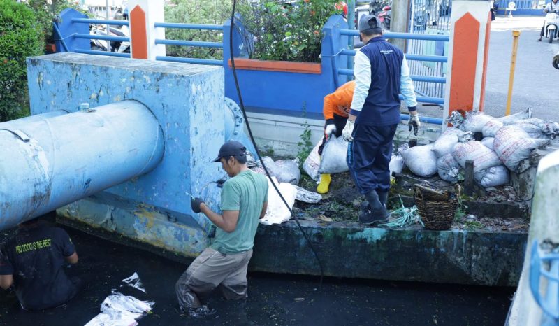 Aksi bersih-bersih sungai dalam rangka memeriahkan Hari Jadi Kota Kota Banjarmasin ke-499