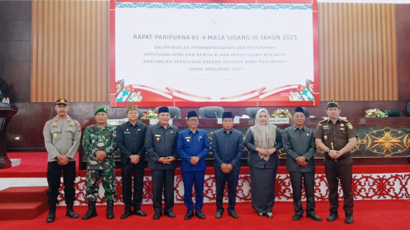 Penandatanganan penyerahan keputusan DPRD dan berita acara persetujuan bersama Rancangan peraturan daerah tentang APBD perubahan Tahun 2025 (foto: Maya)