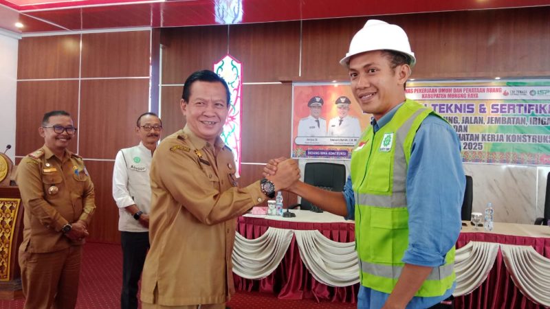 Pembukaan bimtek dan sertifikasi konstruksi dan K3 dinas PUPR ( foto:Maya)