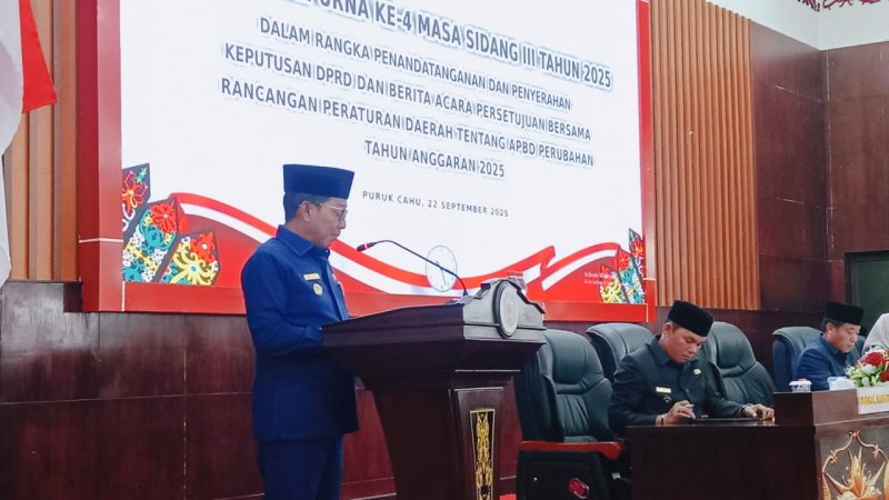 Bupati Heriyus saat memberikan sambutan pada rapat paripurna ke 4 masa sidang III tahun 2025 (foto : Maya)