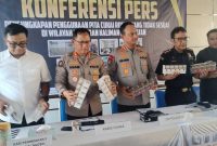 Direktur Ditpolairud Polda Kalsel, Kombes Pol Andi Adnan Sufruddinn disaksika. Kabid Humas Kombes Pol Adam Erwindi dan Kasubdit Gakkum AKBP Rengga Puspo Saputro dan Kasi Penindakan II DJBC Kalbagsel, Heru Nugroho melaksanakan pelimpahan kasus kepada Kepala Bea Cukai Banjarmasin Tonny Riduan Simorangkir, (Foto Mercy )