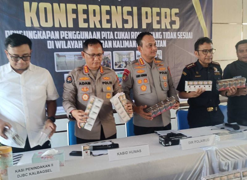 Direktur Ditpolairud Polda Kalsel, Kombes Pol Andi Adnan Sufruddinn disaksika. Kabid Humas Kombes Pol Adam Erwindi dan Kasubdit Gakkum AKBP Rengga Puspo Saputro dan Kasi Penindakan II DJBC Kalbagsel, Heru Nugroho melaksanakan pelimpahan kasus kepada Kepala Bea Cukai Banjarmasin Tonny Riduan Simorangkir, (Foto Mercy )