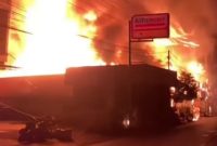 Kobaran api yang melanda kawasan Pelambuan Banjarmasin Barat (Foto Istimewa)