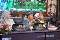 Wali Kota Banjarmasin, H. Muhammad Yamin HR didampingi Ketua TP PKK, Hj. Neli Listriani bergeser menuju kegiatan rapat paripurna DPRD