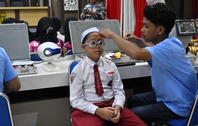 Pemeriksaan mata dan kacamata gratis untuk pelajar di Banjarmasin. (Foto Istimewa)