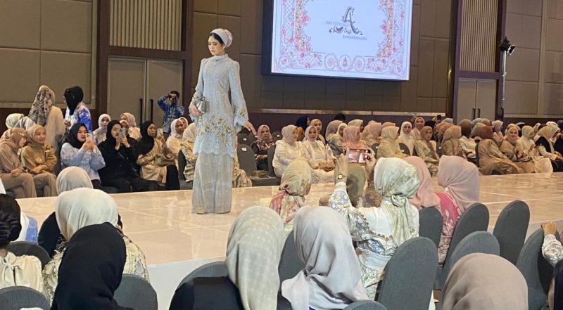 Kain sasirangan jadi daya tarik oleh desainer Nasional Ayu Dyah Andari