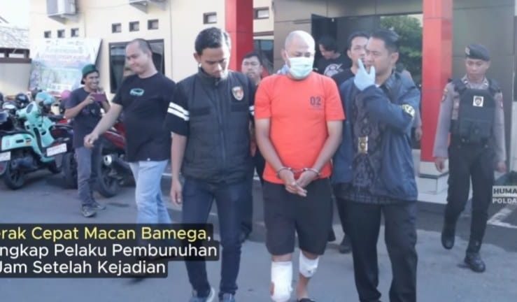 Tangkapan layar Instagram @polreskotabaru, pelaku saat dibawa ke Mapolres Kotabaru