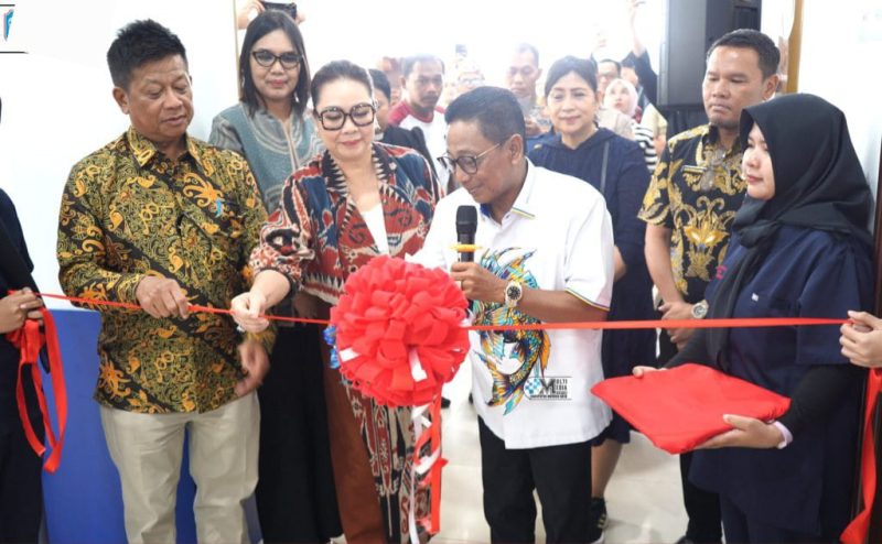 Bupati Heriyus saat meresmikan klinik Asisten Medika Indonesia (AMI),( foto:Diskominfo)