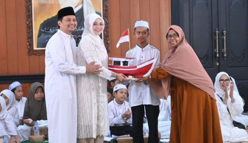 Hasnuryadi Sulaiman mengaku terharu saat dirinya menerima hadiah istimewa sebuah mainan Kapal Kayu