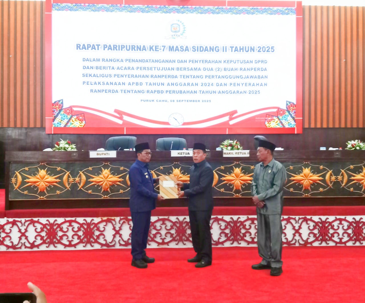 Penandatanganan persetujuan bersama dua Ranperda. (foto : Maya)