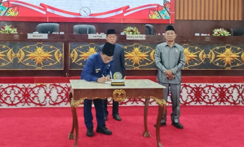 Penandatanganan persetujuan bersama dua Ranperda. (foto : Maya)