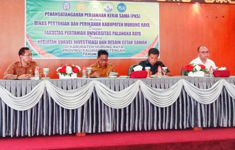 Ketua DPRD Rumiadi saat menghadiri penandatanganan PKS survei investigasi dan desain (SID) cetak sawah dengan Fakultas Pertanian Universitas Palangkaraya, di gedung Cahai Ondhu Tingang, Senin (14/07/2025). (foto: Maya)