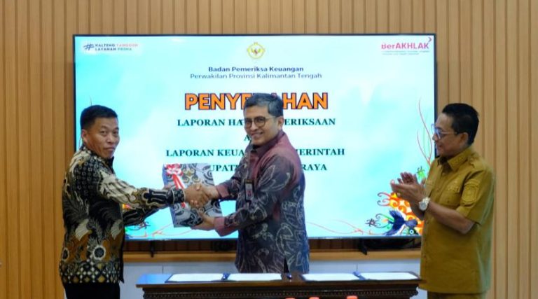 Ketua DPRD Mura Rumiadi bersama Bupati dan Wabup Mura saat menghadiri penyerahan opini WTP dari BPK (foto: Maya)