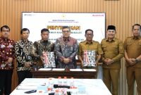 Ketua DPRD Mura Rumiadi bersama Bupati dan Wabup Mura saat menghadiri penyerahan opini WTP dari BPK (foto: Maya)