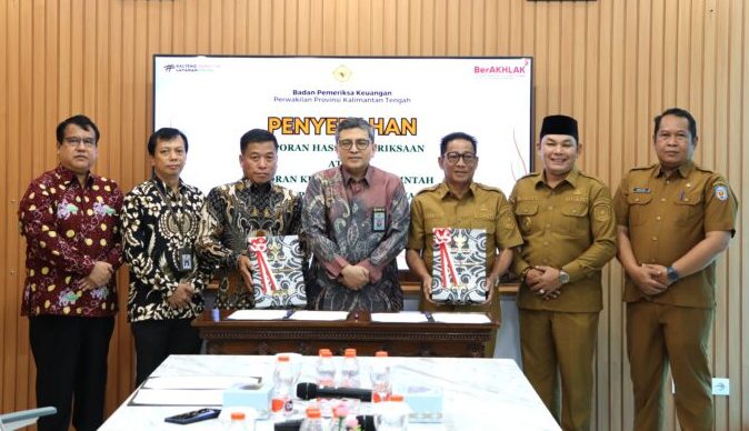 Ketua DPRD Mura Rumiadi bersama Bupati dan Wabup Mura saat menghadiri penyerahan opini WTP dari BPK (foto: Maya)