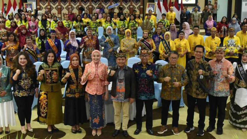Ketua Pokja PAUD Mura Dina Maulidah bersama Bunda PAUD tingkat kecamatan dan desa Kab. Murung Raya (foto: istimewa)