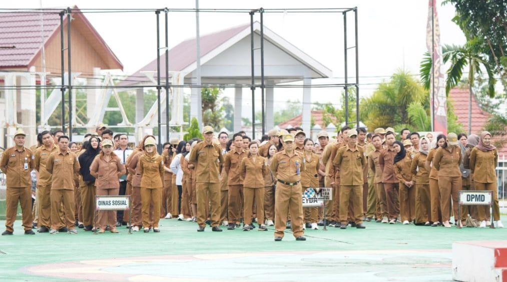 Plt Sekda Mura Sarwo Mintarjo saat memimpin apel gabungan lingkup Mura (foto: Diskominfo)
