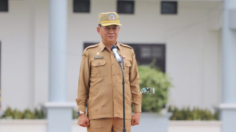 Plt Sekda Mura Sarwo Mintarjo saat memimpin apel gabungan lingkup Mura (foto: Diskominfo)