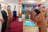Bupati Heriyus pimpin sertijab 14 pimpinan tinggi pratama di aula gedung B (foto: Maya)