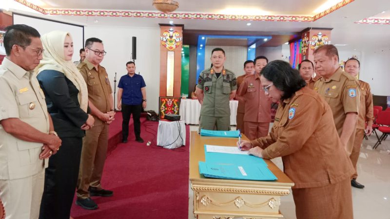 Bupati Heriyus pimpin sertijab 14 pimpinan tinggi pratama di aula gedung B (foto: Maya)