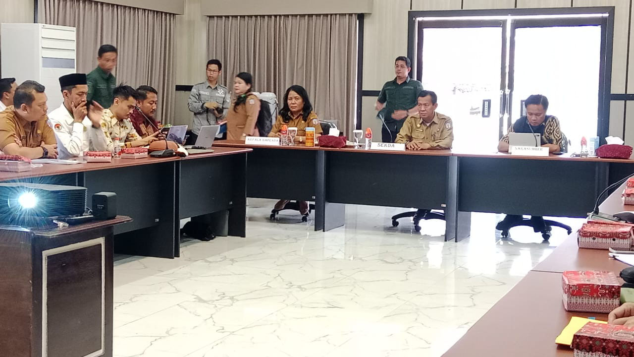 Rakor evaluasi peraturan daerah tentang pajak daerah dan retribusi daerah di aula kantor insfektorat (foto: Maya)