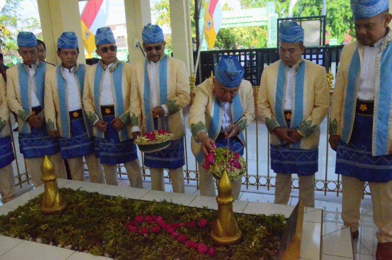 Gubernur Kalsel, H Muhidin saat melakukan ziarah ke makam pangeran antasari