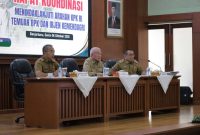 Haji Muhidin Gubernur Kalimantan Selatan didampingi Sekretaris Daerah Provinsi Muhammad Syarifuddin, memimpin Rapat Koordinasi (Rakor) menindaklanjuti arahan Komisi Pemberantasan Korupsi (KPK) RI, temuan Badan Pemeriksa Keuangan (BPK) dan Inspektorat Jenderal Kementerian Dalam Negeri (Irjen Kemendagri), Senin (6/10/2025) di aula KH Idham Chalid Kantor Gubernur di Banjarbaru.