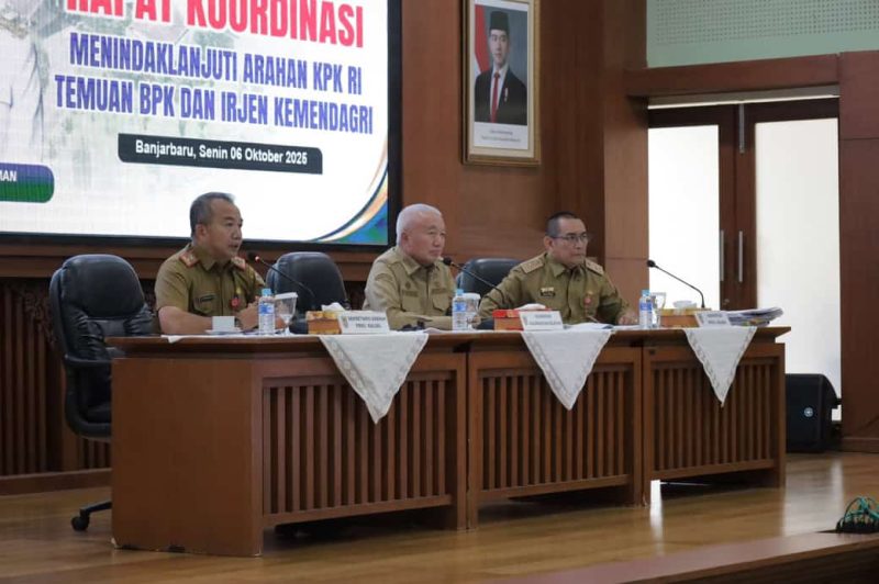 Haji Muhidin Gubernur Kalimantan Selatan didampingi Sekretaris Daerah Provinsi Muhammad Syarifuddin, memimpin Rapat Koordinasi (Rakor) menindaklanjuti arahan Komisi Pemberantasan Korupsi (KPK) RI, temuan Badan Pemeriksa Keuangan (BPK) dan Inspektorat Jenderal Kementerian Dalam Negeri (Irjen Kemendagri), Senin (6/10/2025) di aula KH Idham Chalid Kantor Gubernur di Banjarbaru.