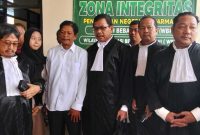 Suparman (baju hem putih) foto bersama tim penasehat hukum usai dinyatakan bebas oleh majelis hakim Pengadilan Tipikor Banjarmasin (Foto Istimewa)