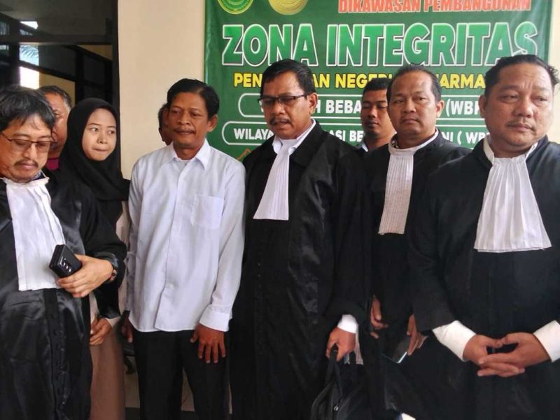 Suparman (baju hem putih) foto bersama tim penasehat hukum usai dinyatakan bebas oleh majelis hakim Pengadilan Tipikor Banjarmasin (Foto Istimewa)
