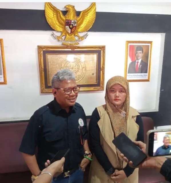 Calon Dekan FSI Dr S Purnamasari dan Kuasa Hukumnya Bujino A Salan
Calon Dekan FSI Dr S Purnamasari dan Kuasa Hukumnya Bujino A Salan SH MH (foto Istimewa)
