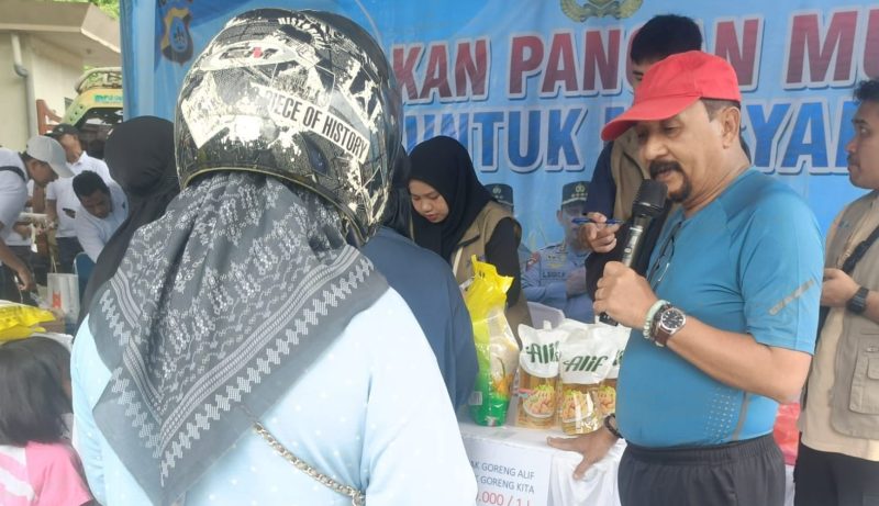 Kepala DPKP Provinsi Kalsel, Syamsir Rahman terjun langsung ikut melayani masyarakat di Program Gerakan Pangan Murah (GPM) yang rutin digelar Direktorat Reserse Kriminal Khusus (Ditreskrimsus) Polda Kalsel - Perum Bulog Kanwil Kalsel di area Car Free Day Banjarmasin (Foto Mercy)