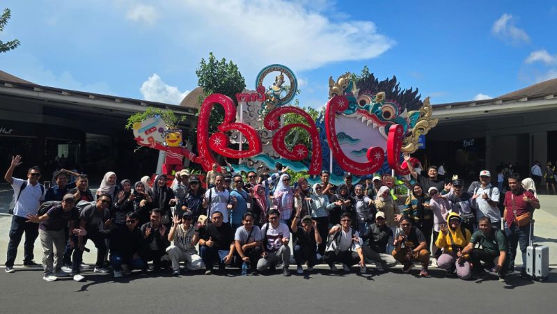 Rombongan media dan  perwakilan Bank Kalsel saat tiba di Bandara Ngurah Rai, Denpasar Provinsi  Bali  Rabu (15/10/2025). (foto:istimewa)
