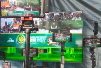 Beberapa jurnalis sebagian memilih liputan sidang vonis Nikita Mirzani melalui layar yang disediakan di halaman Pengadilan Negeri Jakarta Selatan  karena akses di ruang sidang utama yang penuh sesak (Foto Mercy )

