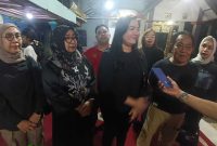 Ketua Srikandi Pemuda Pancasila Kalsel Kristin Mariani dan jajaran pengurus memberikan keterangan kepada wartawan bersama H Din Jaya dan Rolly Irawan (Foto Mercy)
