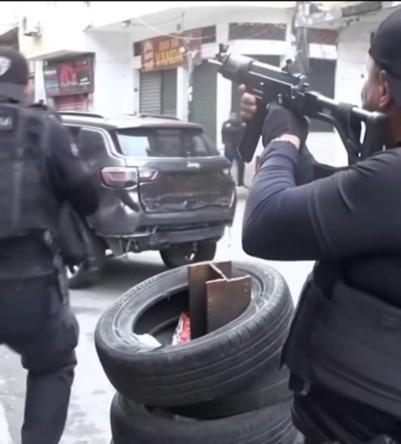 Suasana mencekam di Rio de Janeiro, Brasil, usai baku tembak antara polisi dan geng narkoba yang menewaskan 132 orang. (foto: screenshot/ Video @merindink)
