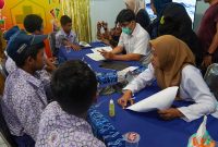 Puluhan siswa SMP Negeri 33 di Banjarmasin diduga keracunan setelah menyantap makan siang program Makan Bergizi Gratis (MBG)