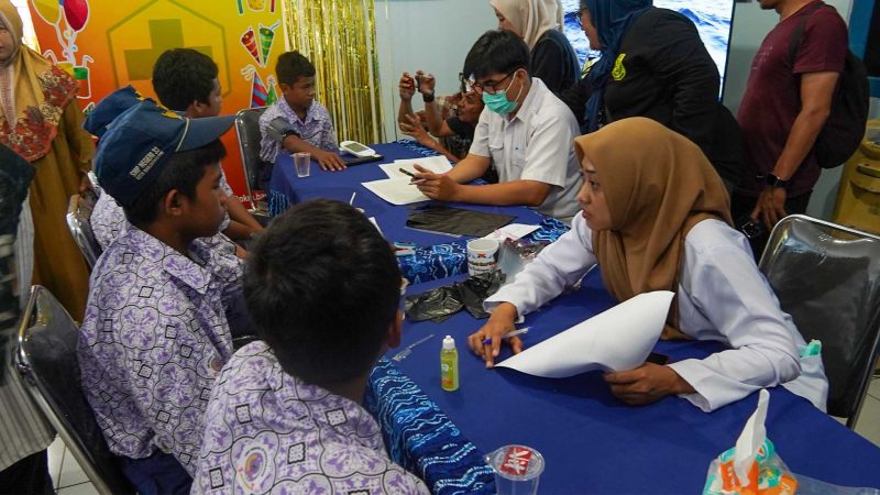 Puluhan siswa SMP Negeri 33 di Banjarmasin diduga keracunan setelah menyantap makan siang program Makan Bergizi Gratis (MBG)