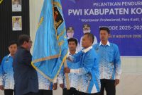 Ketua PWI Kalsel Zainal Hilmie saat melantik Ketua dan Pengurus PWI Kotabaru di gedung Paris Berantai Kotabaru