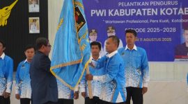 Ketua PWI Kalsel Zainal Hilmie saat melantik Ketua dan Pengurus PWI Kotabaru di gedung Paris Berantai Kotabaru