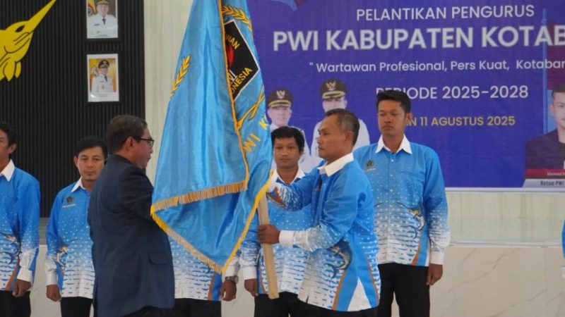 Ketua PWI Kalsel Zainal Hilmie saat melantik Ketua dan Pengurus PWI Kotabaru di gedung Paris Berantai Kotabaru