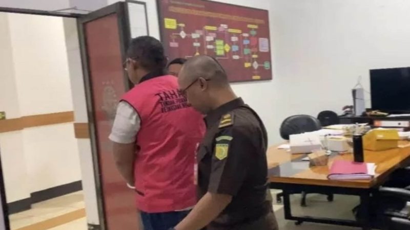 Petugas Kejari Tabalong membawa tersangka korupsi SB, pegawai BUMN, untuk ditahan di Rutan Kelas IIB Tanjung, Tabalong, Kalimantan Selatan, Senin (13/10/2025). (foto: istimewa)