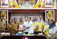 Bupati Heriyus saat menerima 4 aset hibah barang milik negara di aula gedung A (foto: Diskominfo)
