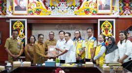 Bupati Heriyus saat menerima 4 aset hibah barang milik negara di aula gedung A (foto: Diskominfo)