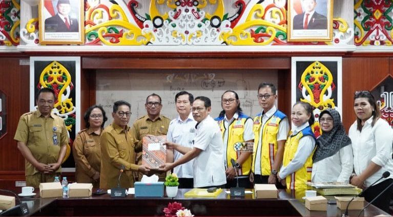 Bupati Heriyus saat menerima 4 aset hibah barang milik negara di aula gedung A (foto: Diskominfo)