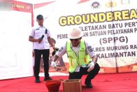 Wabup Rahmanto Muhiddin saat meletakkan batu pertama pembangunan dapur SSPG Polres Mura (foto: Diskominfo)