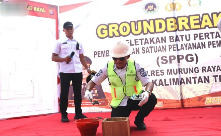 Wabup Rahmanto Muhiddin saat meletakkan batu pertama pembangunan dapur SSPG Polres Mura (foto: Diskominfo)