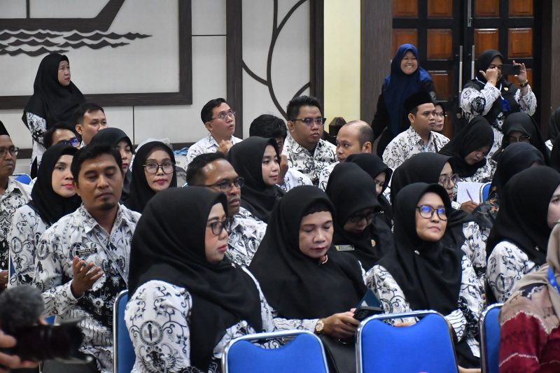 Transformasi PGRI: Meningkatkan Kompetensi Anggota Baik dalam Aspek Profesional Maupun Organisasi,” berlangsung di Aula Kayuh Baimbai